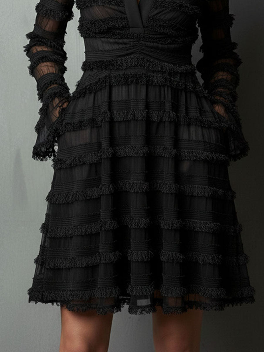 ALBERTA | Vestido Negro con Cuello Camisero, Mangas Transparentes y Falda de Volantes con Flecos