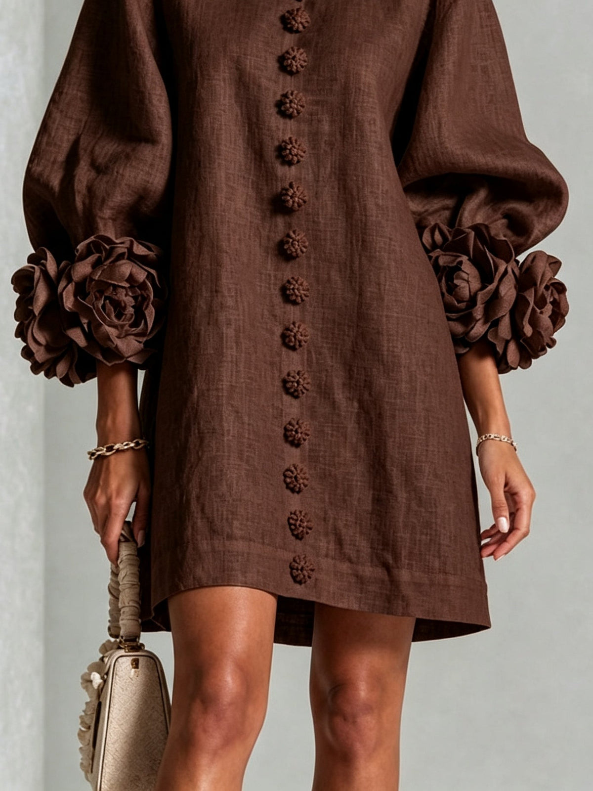 BRUNILDA | Minivestido Marrón Chocolate con Botones de Flor y Puños de Rosas