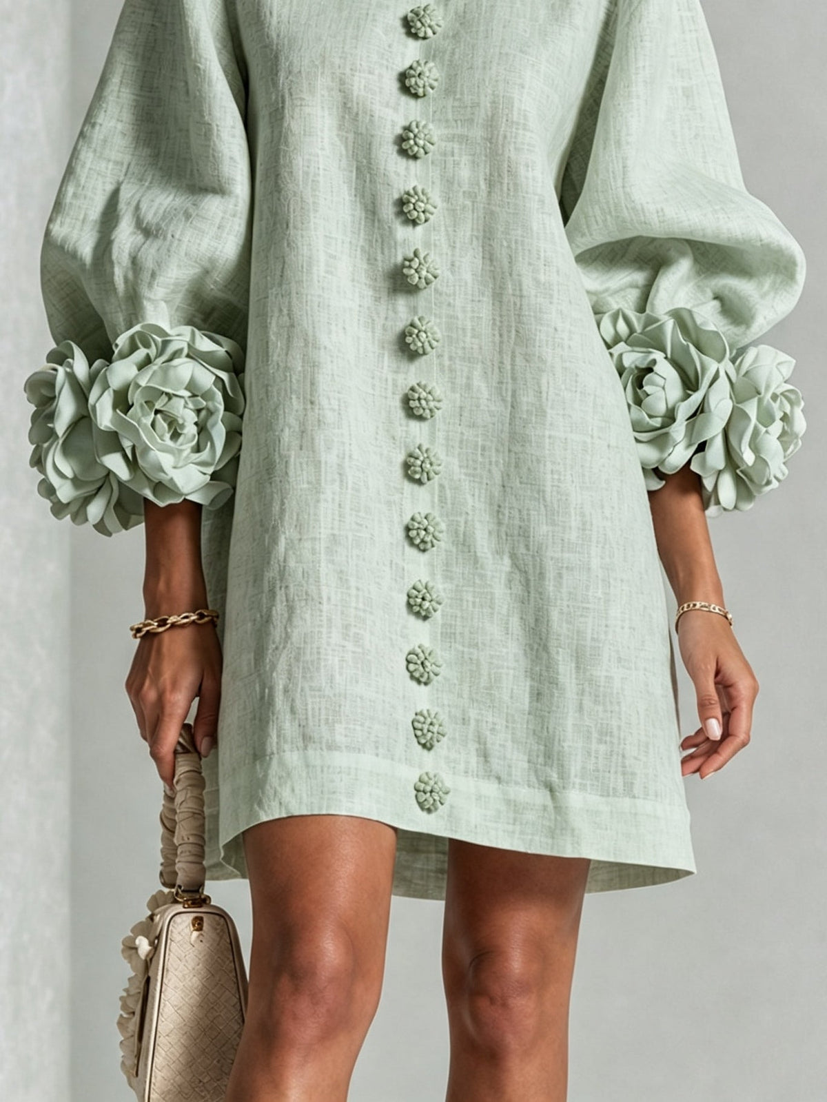 BIBIANA | Minivestido Verde Salvia con Botones de Flor y Puños de Rosas