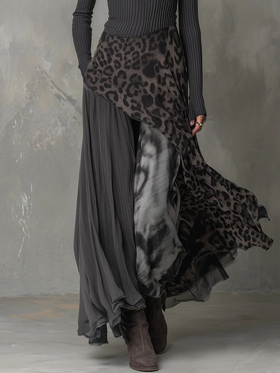 CORA | Vestido Largo Gris con Inserciones de Leopardo y Bajo Asimétrico