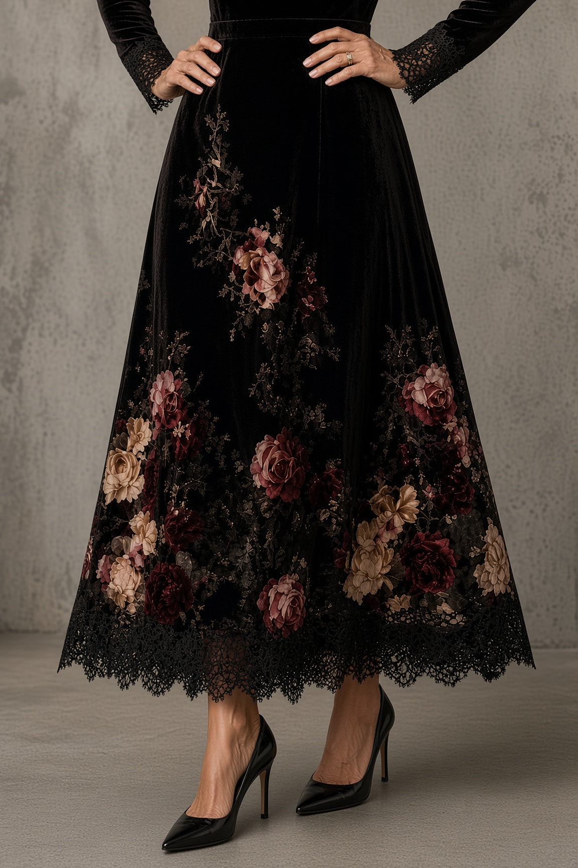 XANDRA | Vestido Largo de Terciopelo Negro con Flores y Encaje