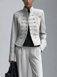 REGINA | Chaqueta Cropped de Cuello Alto de Inspiración Militar