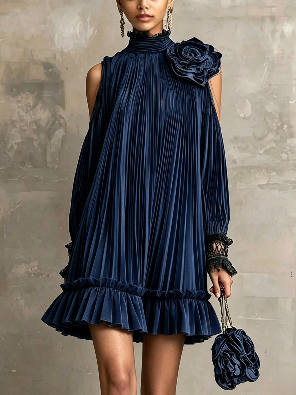 BENEDICTA | Minivestido Plisado con Cuello Alto, Rosa en el Hombro y Volante