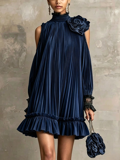 BENEDICTA | Minivestido Plisado con Cuello Alto, Rosa en el Hombro y Volante