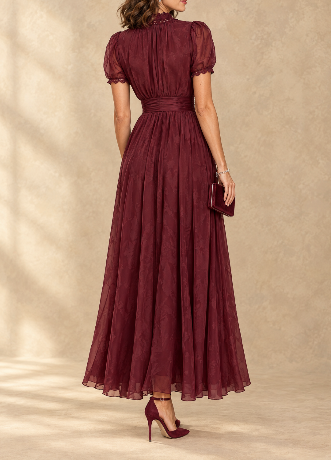 VICENTA | Vestido Largo con Cuello Alto, Abertura en Gota y Cintura Fruncida
