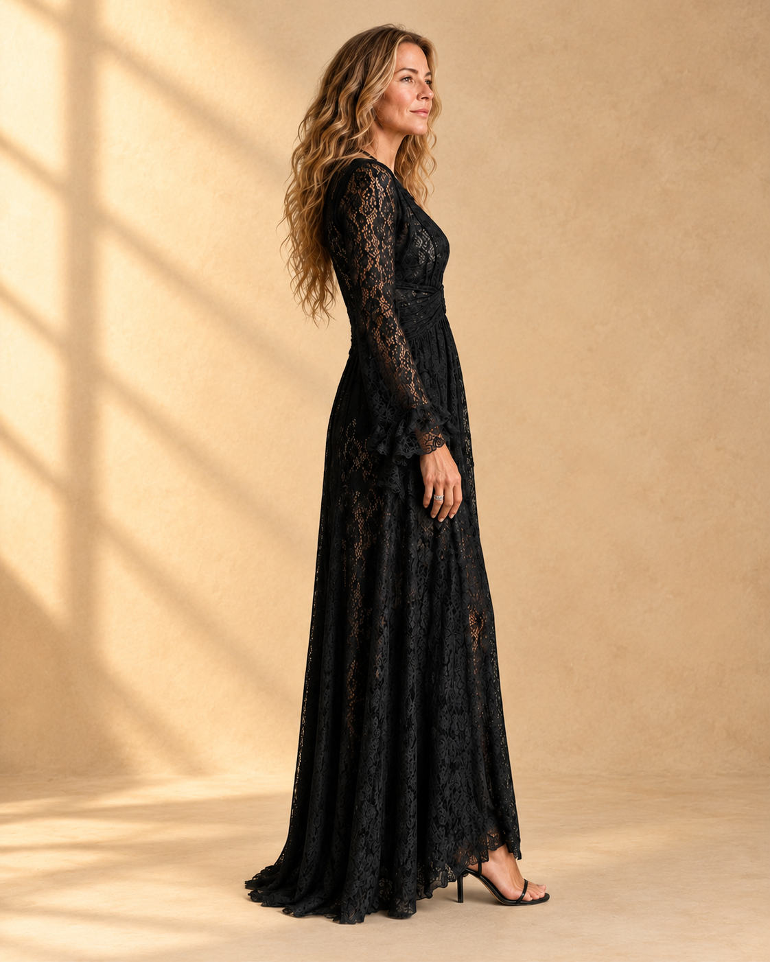ARIANE | Vestido Largo de Encaje Negro con Escote Profundo y Mangas Acampanadas