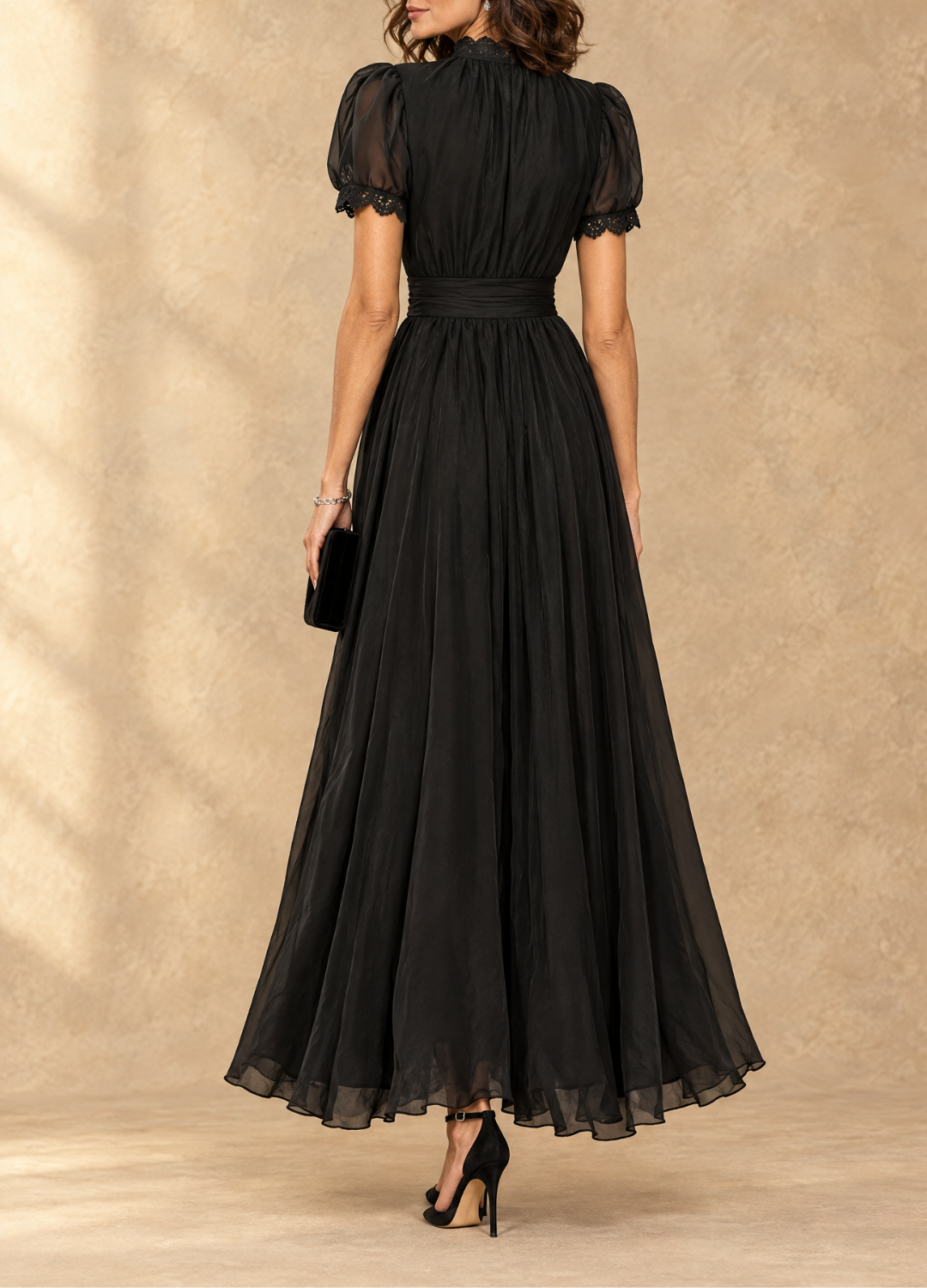 VICENTA | Vestido Largo con Cuello Alto, Abertura en Gota y Cintura Fruncida
