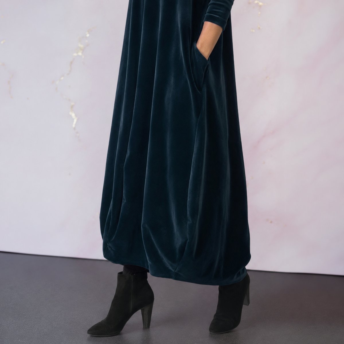ADELAIDA | Vestido Largo de Terciopelo con Cuello Alto y Silueta Capullo
