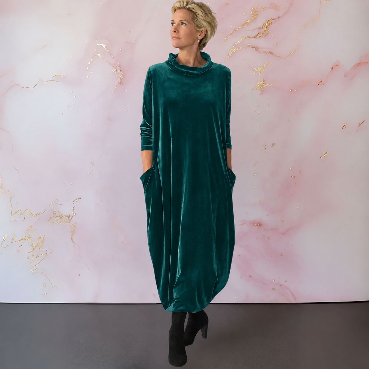 ADELAIDA | Vestido Largo de Terciopelo con Cuello Alto y Silueta Capullo