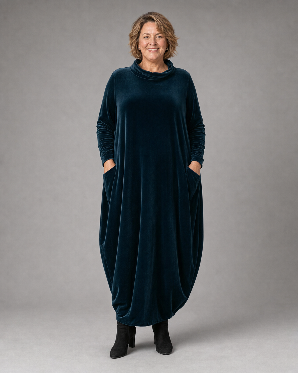 ADELAIDA | Vestido Largo de Terciopelo con Cuello Alto y Silueta Capullo