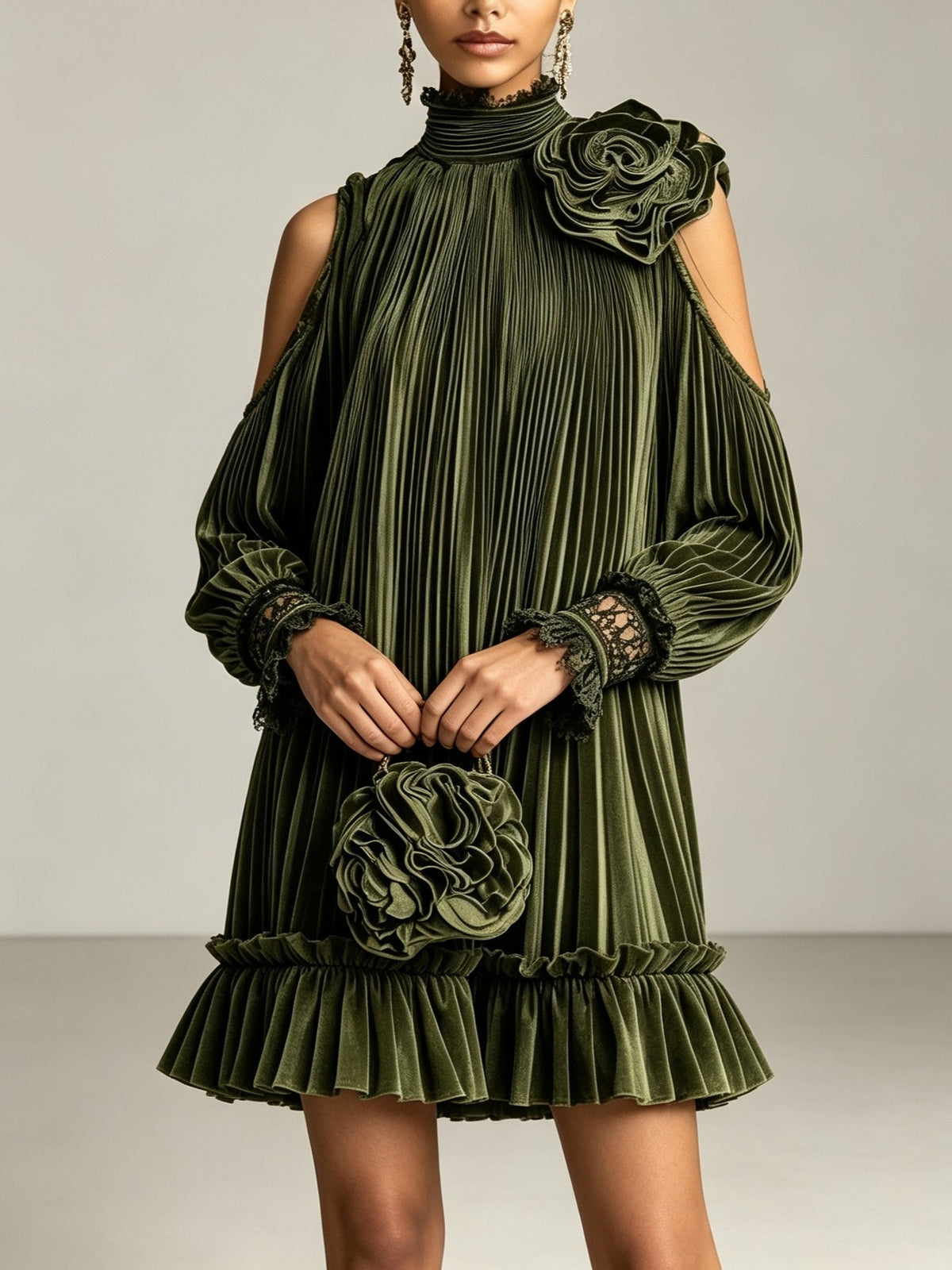 BENEDICTA | Minivestido Plisado con Cuello Alto, Rosa en el Hombro y Volante
