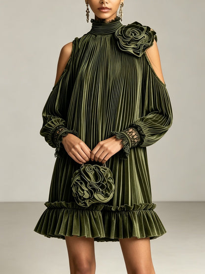BENEDICTA | Minivestido Plisado con Cuello Alto, Rosa en el Hombro y Volante