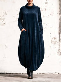 ADELAIDA | Vestido Largo de Terciopelo con Cuello Alto y Silueta Capullo