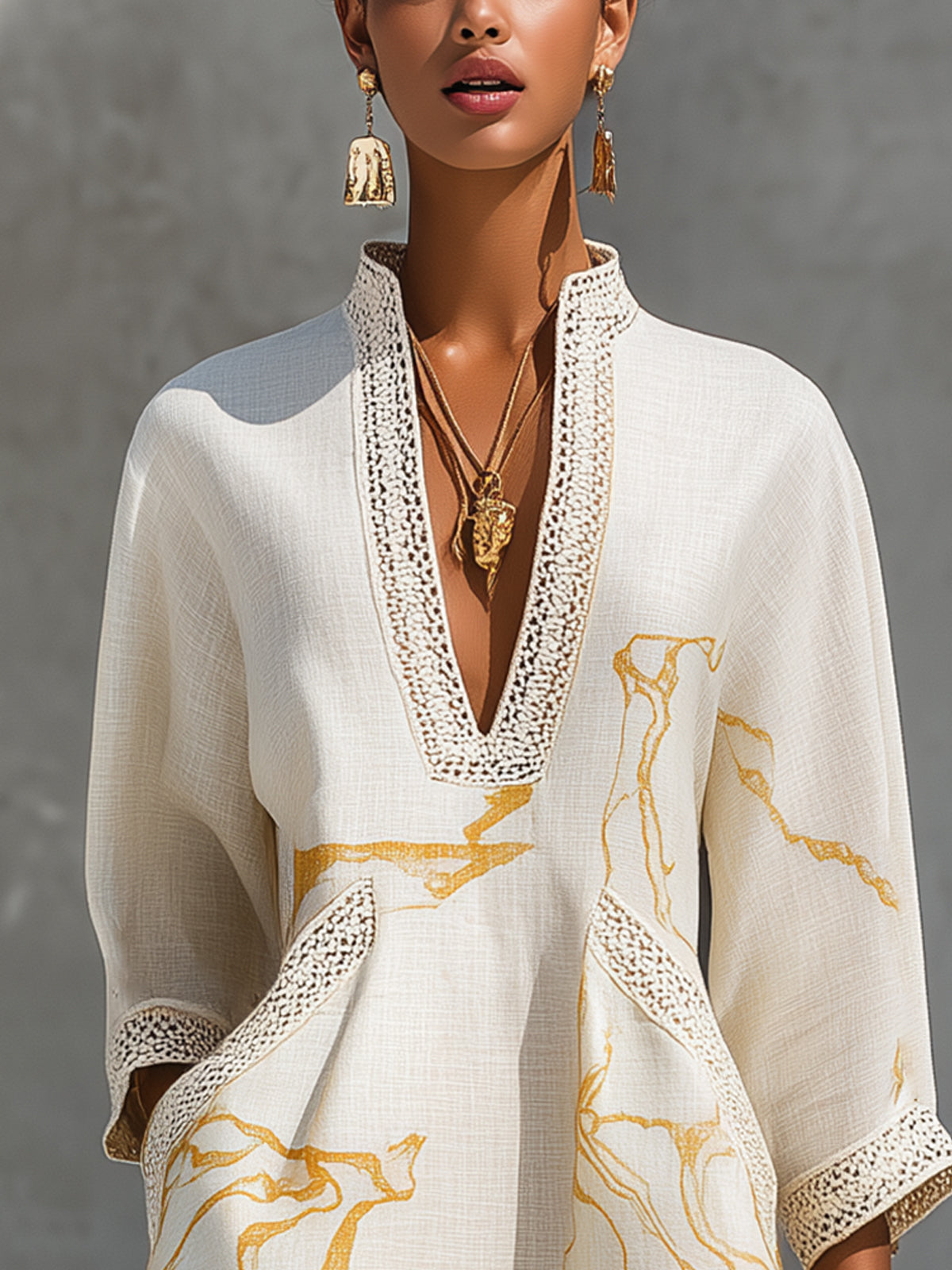 ALEXIA | Minivestido Marfil con Estampado Dorado y Encaje de Ganchillo