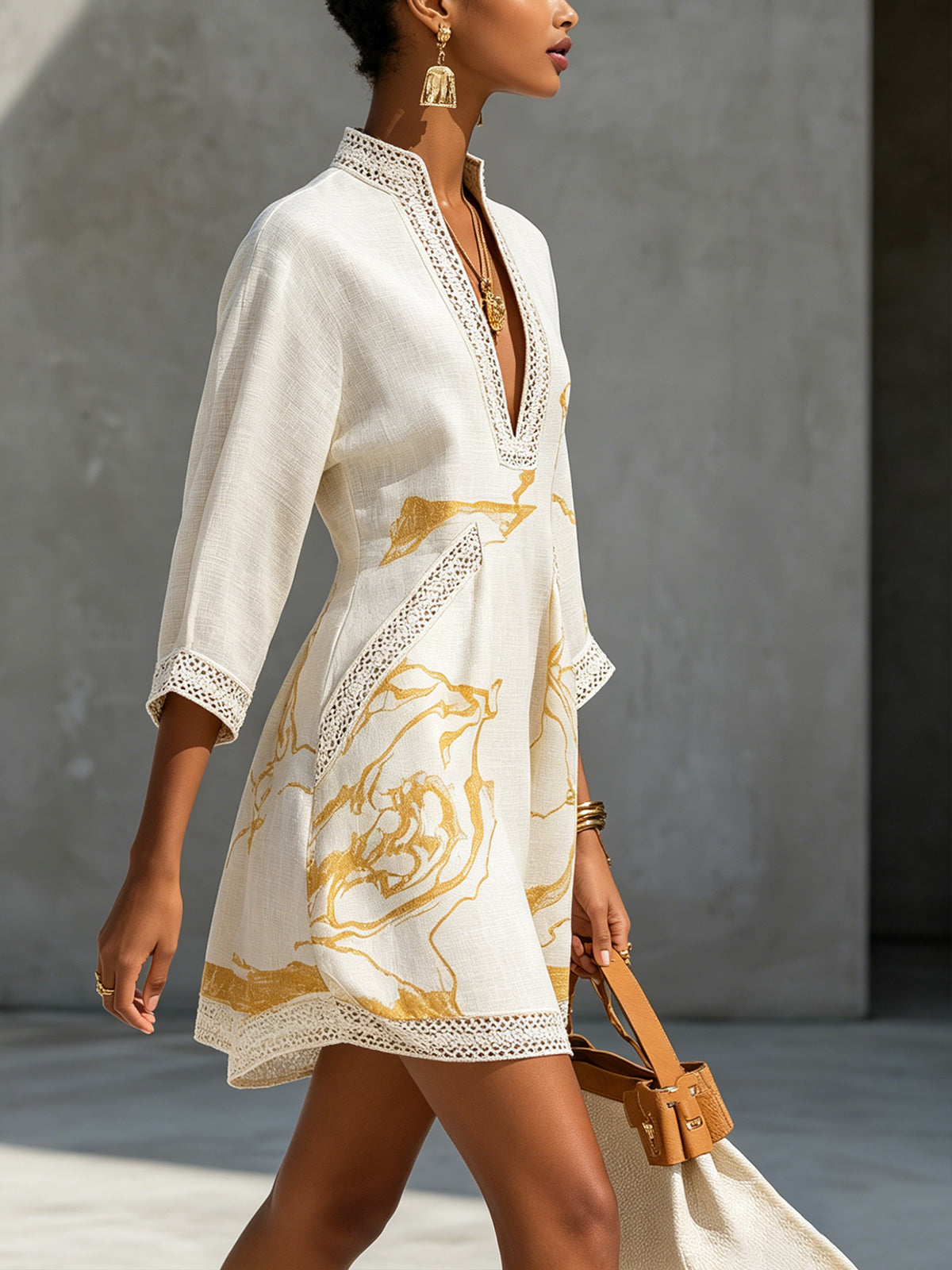 ALEXIA | Minivestido Marfil con Estampado Dorado y Encaje de Ganchillo