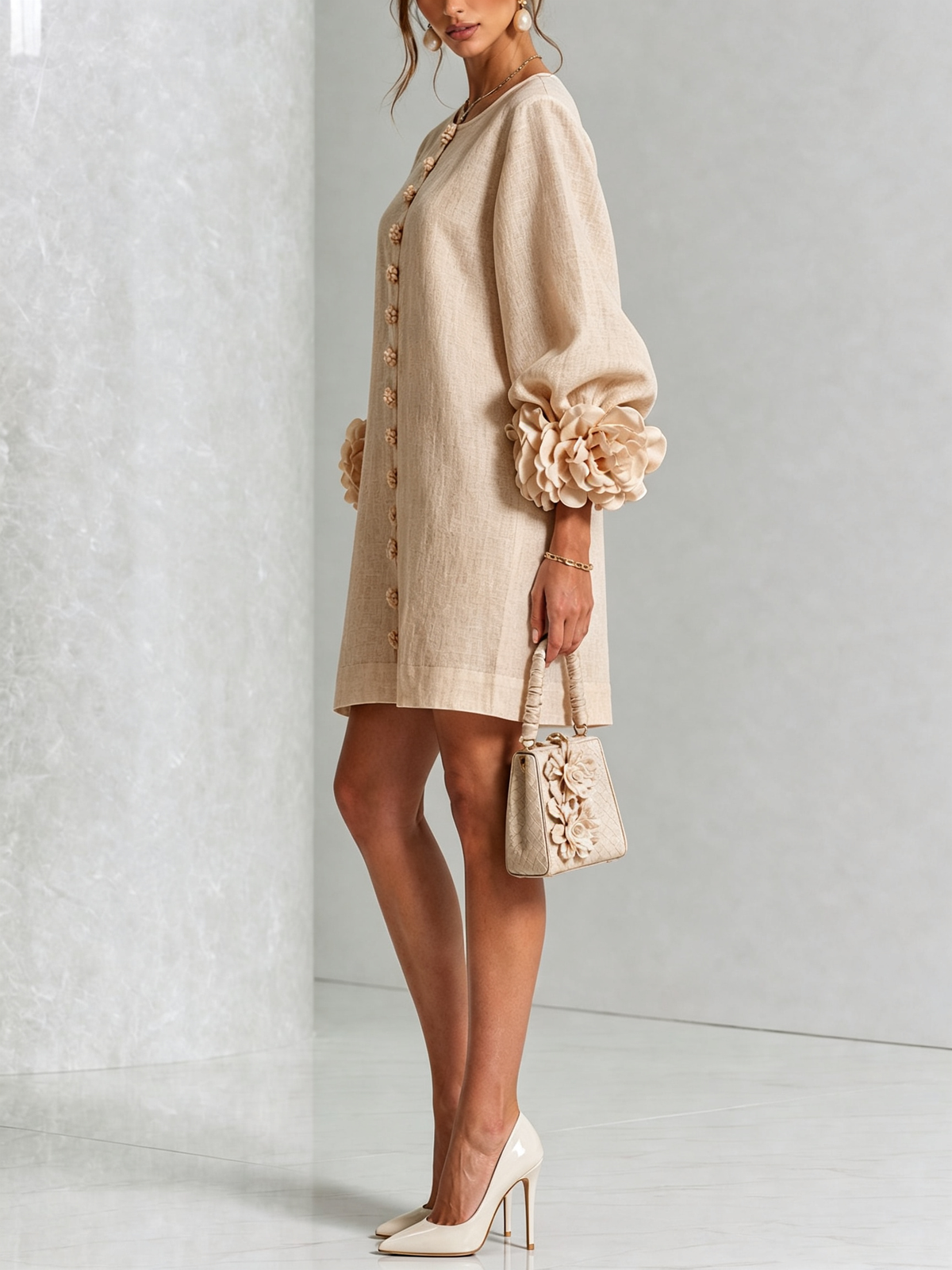 BRÍGIDA | Minivestido Beige con Botones de Flor y Puños de Rosas