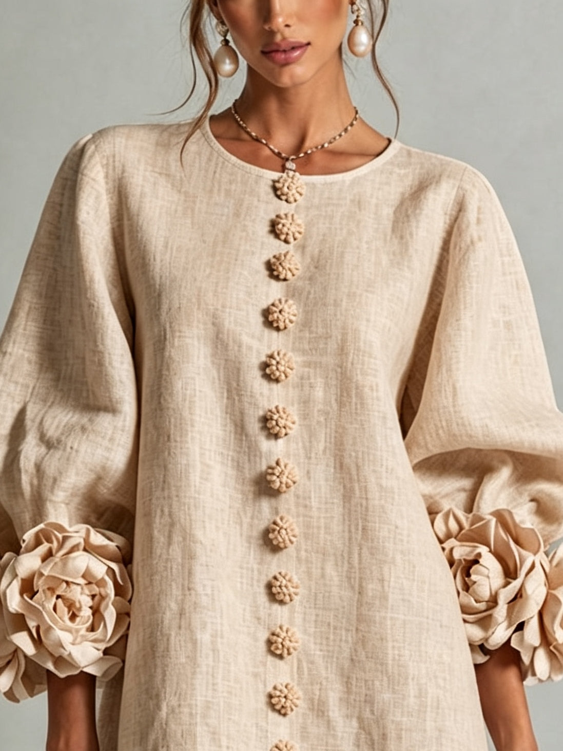 BRÍGIDA | Minivestido Beige con Botones de Flor y Puños de Rosas