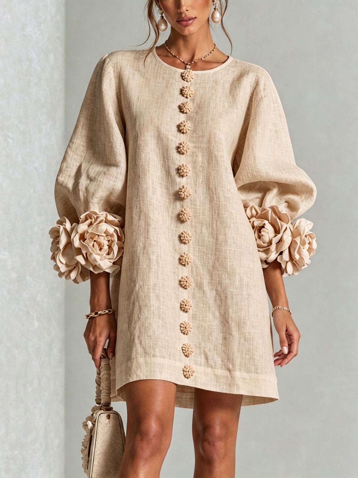 BRÍGIDA | Minivestido Beige con Botones de Flor y Puños de Rosas