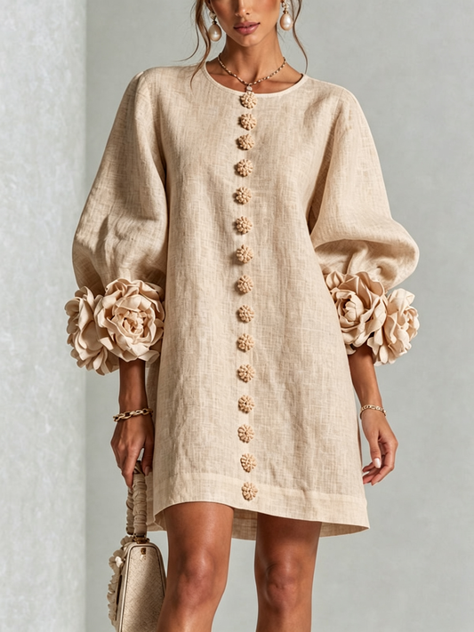 BRÍGIDA | Minivestido Beige con Botones de Flor y Puños de Rosas