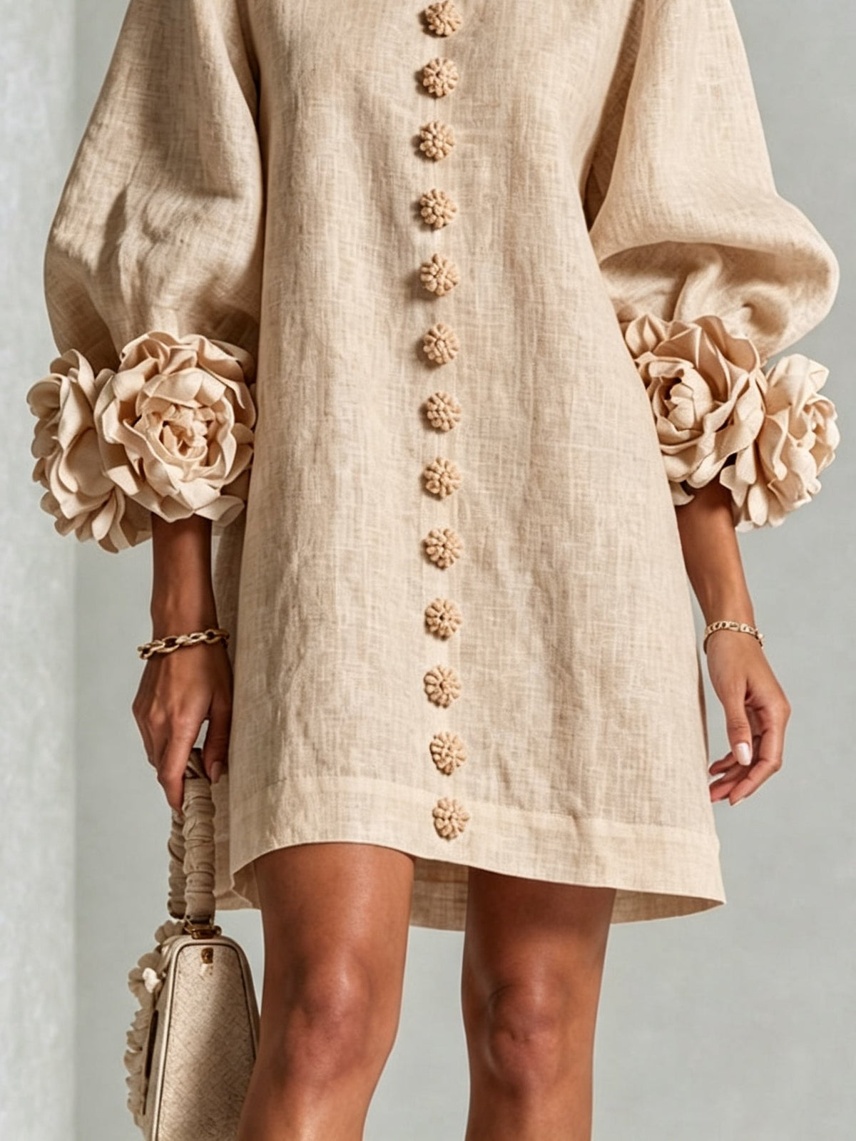 BRÍGIDA | Minivestido Beige con Botones de Flor y Puños de Rosas