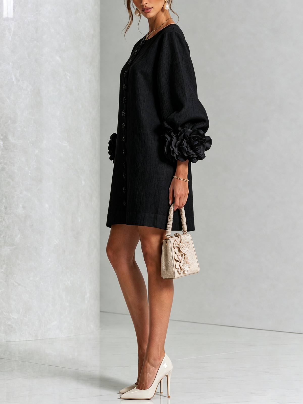 BENITA | Minivestido Negro con Botones de Flor y Puños de Rosas