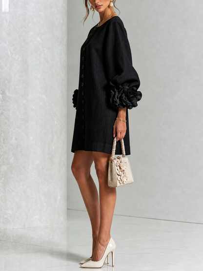 BENITA | Minivestido Negro con Botones de Flor y Puños de Rosas