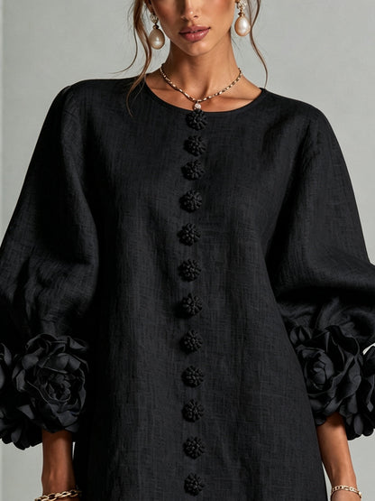 BENITA | Minivestido Negro con Botones de Flor y Puños de Rosas