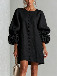 BENITA | Minivestido Negro con Botones de Flor y Puños de Rosas