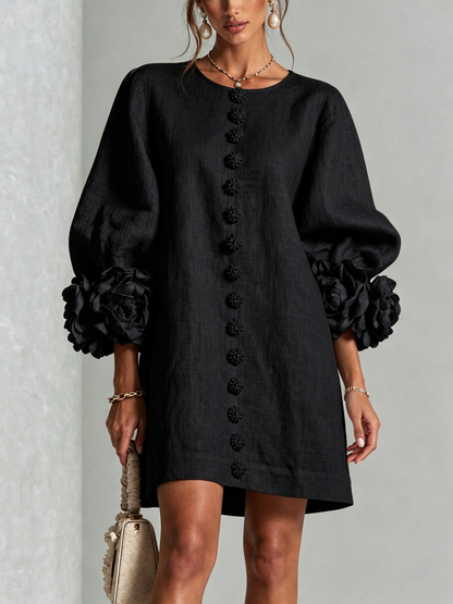 BENITA | Minivestido Negro con Botones de Flor y Puños de Rosas