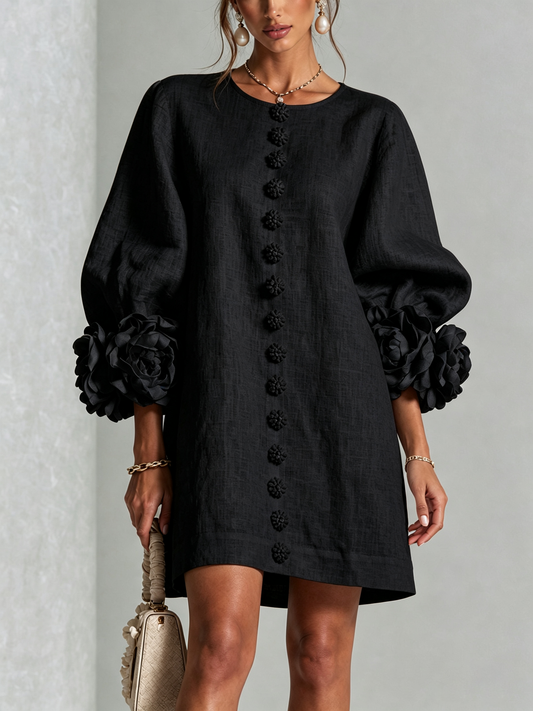 BENITA | Minivestido Negro con Botones de Flor y Puños de Rosas
