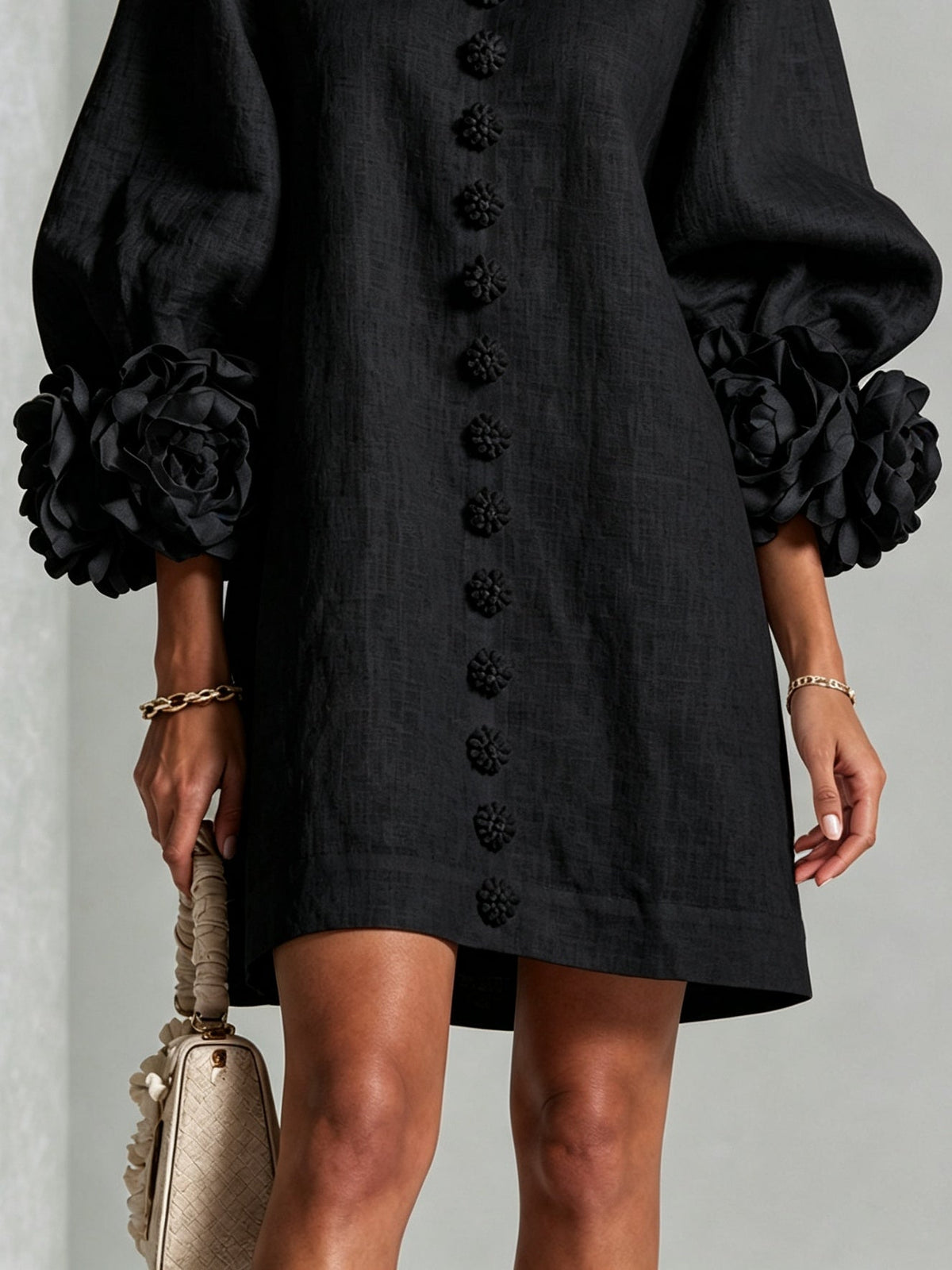 BENITA | Minivestido Negro con Botones de Flor y Puños de Rosas
