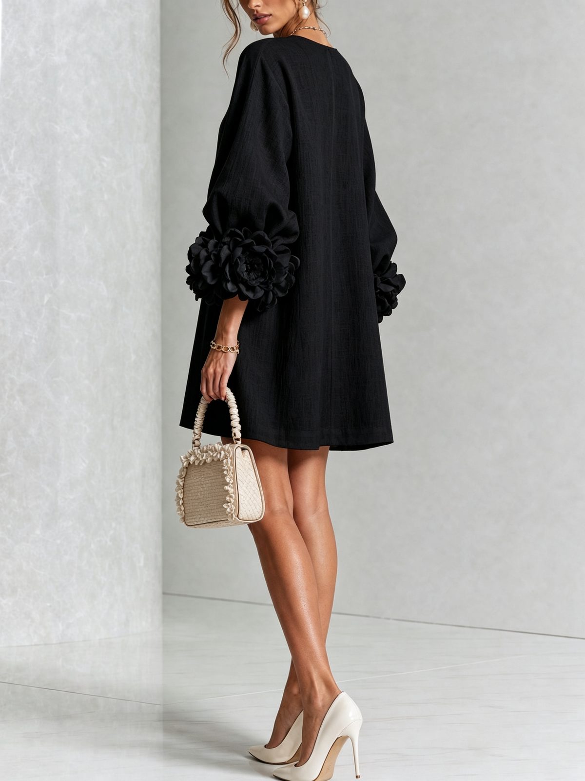 BENITA | Minivestido Negro con Botones de Flor y Puños de Rosas