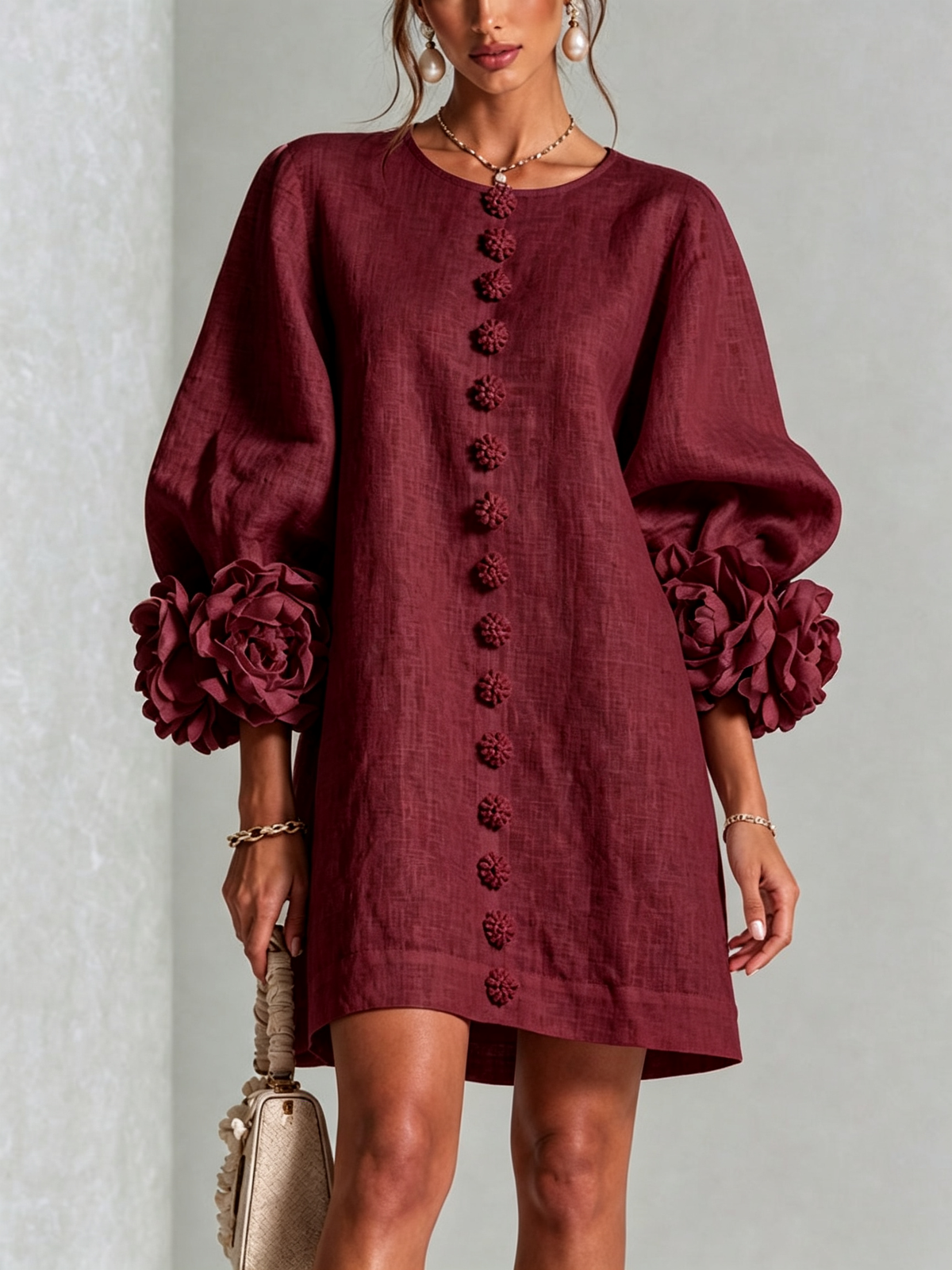 BÁRBARA | Minivestido Burdeos con Botones de Flor y Puños de Rosas