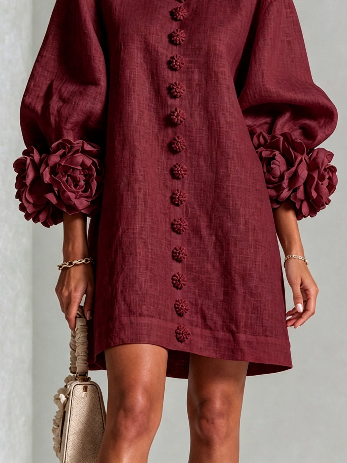 BÁRBARA | Minivestido Burdeos con Botones de Flor y Puños de Rosas