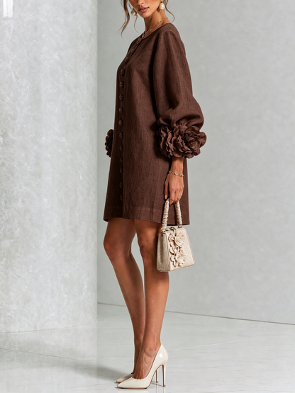 BRUNILDA | Minivestido Marrón Chocolate con Botones de Flor y Puños de Rosas
