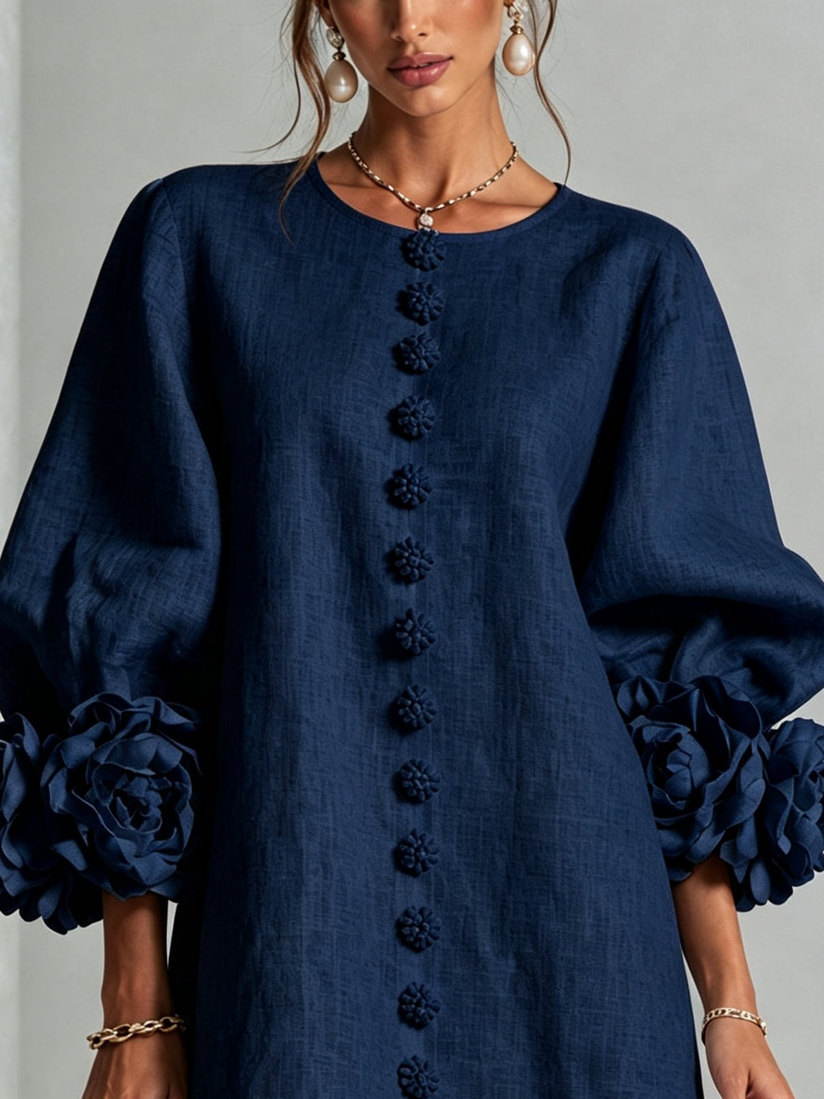 BERNARDA | Minivestido Azul Marino con Botones de Flor y Puños de Rosas