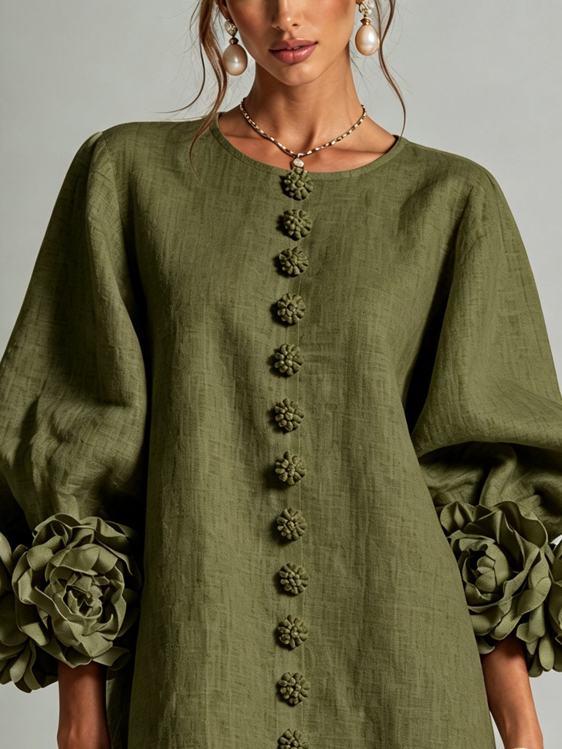 ANUNCIACIÓN | Minivestido Verde Oliva con Botones de Flor y Puños de Rosas