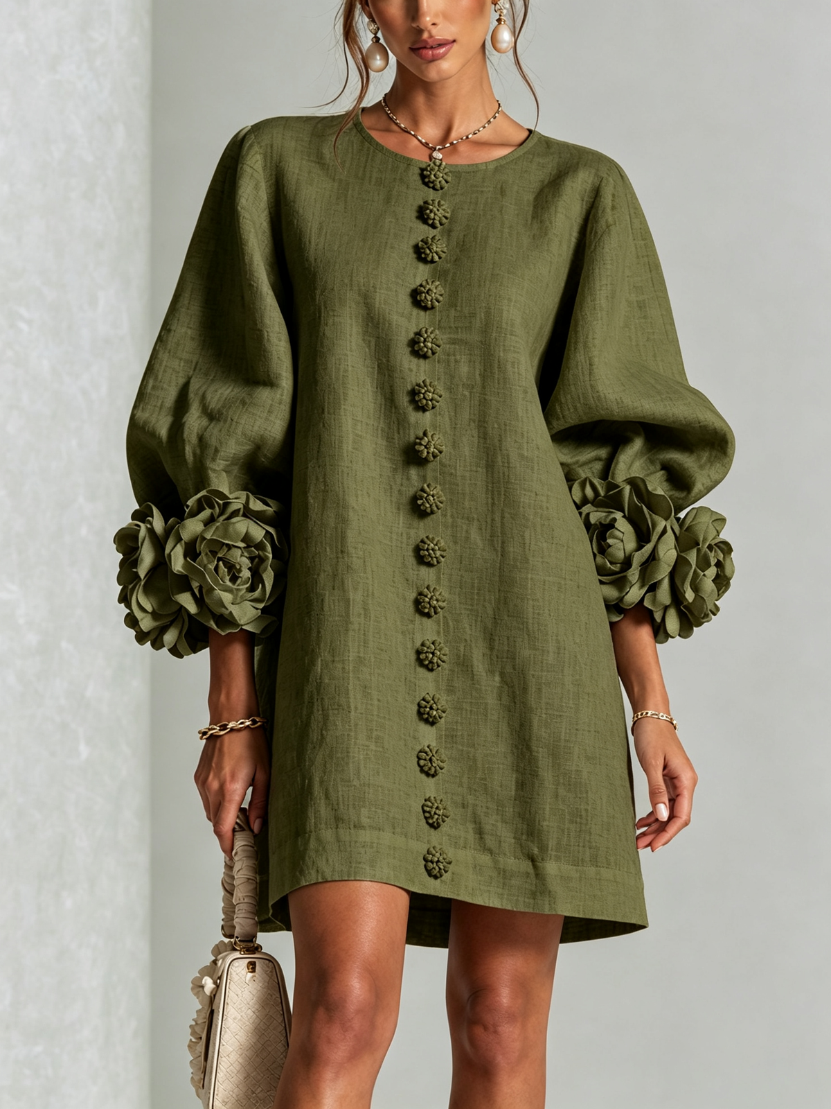 ANUNCIACIÓN | Minivestido Verde Oliva con Botones de Flor y Puños de Rosas