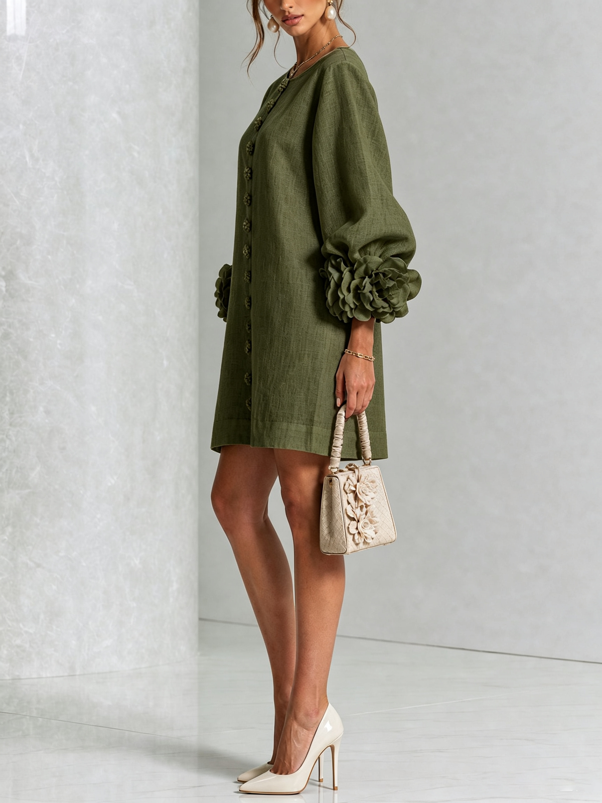 ANUNCIACIÓN | Minivestido Verde Oliva con Botones de Flor y Puños de Rosas