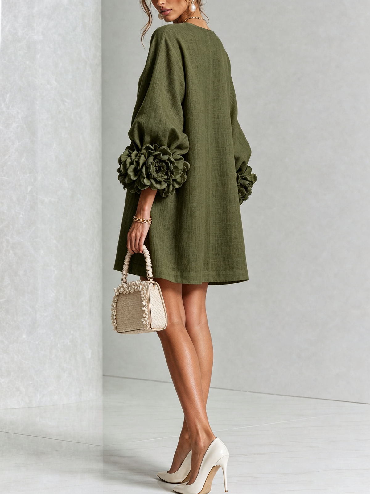 ANUNCIACIÓN | Minivestido Verde Oliva con Botones de Flor y Puños de Rosas