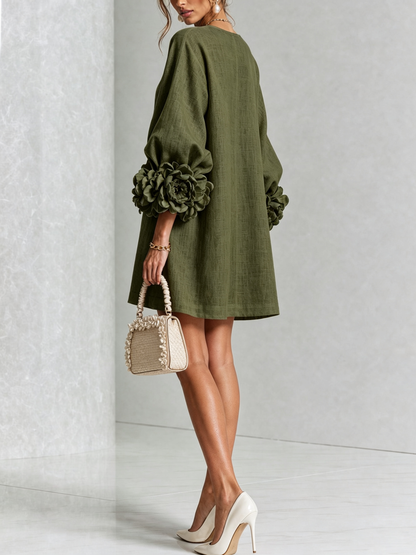 ANUNCIACIÓN | Minivestido Verde Oliva con Botones de Flor y Puños de Rosas