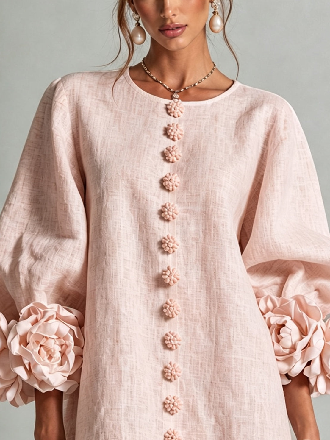 BRUNA | Minivestido Rosa con Botones de Flor y Puños de Rosas