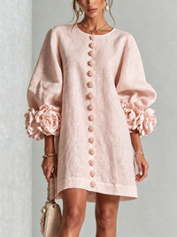 BRUNA | Minivestido Rosa con Botones de Flor y Puños de Rosas
