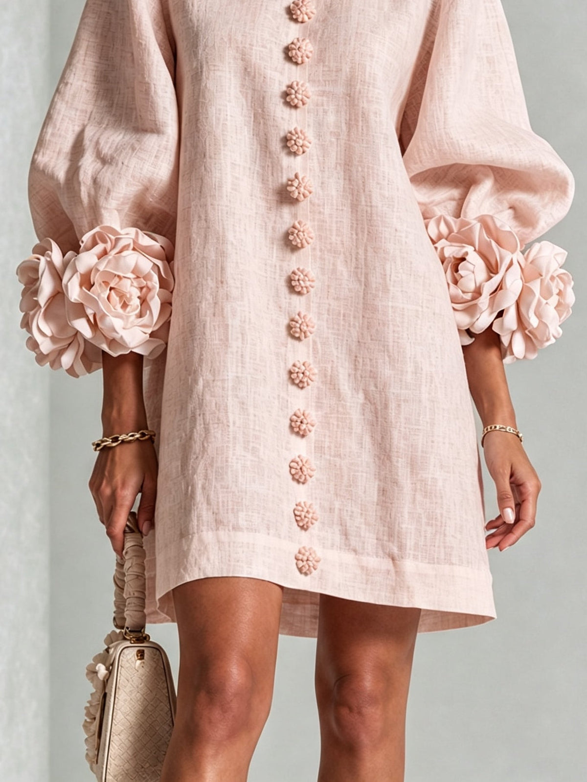 BRUNA | Minivestido Rosa con Botones de Flor y Puños de Rosas
