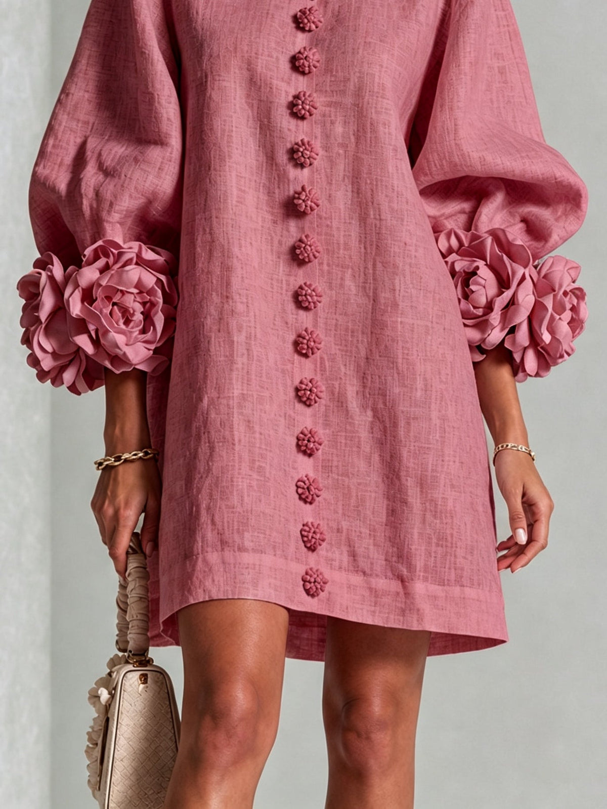BEATRIZ | Minivestido Rosa Palo con Botones de Flor y Puños de Rosas