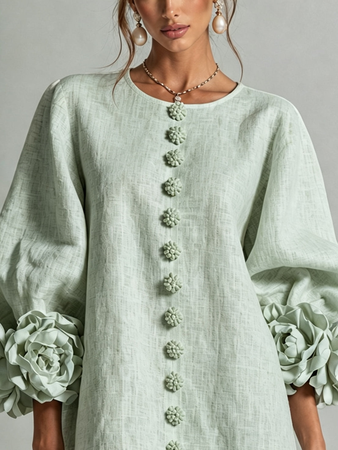 BIBIANA | Minivestido Verde Salvia con Botones de Flor y Puños de Rosas
