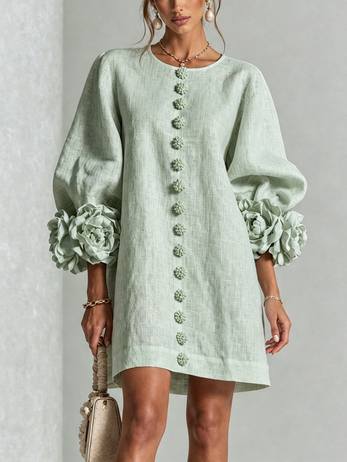 BIBIANA | Minivestido Verde Salvia con Botones de Flor y Puños de Rosas
