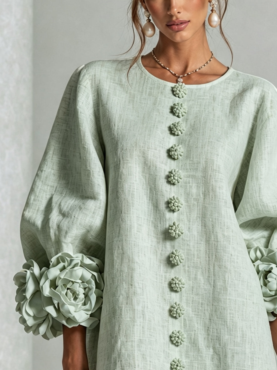 BIBIANA | Minivestido Verde Salvia con Botones de Flor y Puños de Rosas