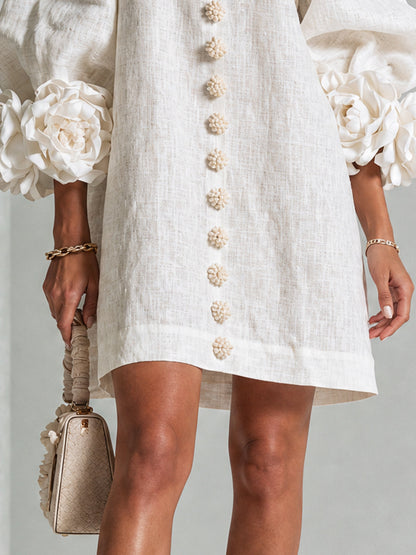BRENDA | Minivestido Blanco con Botones de Flor y Puños de Rosas