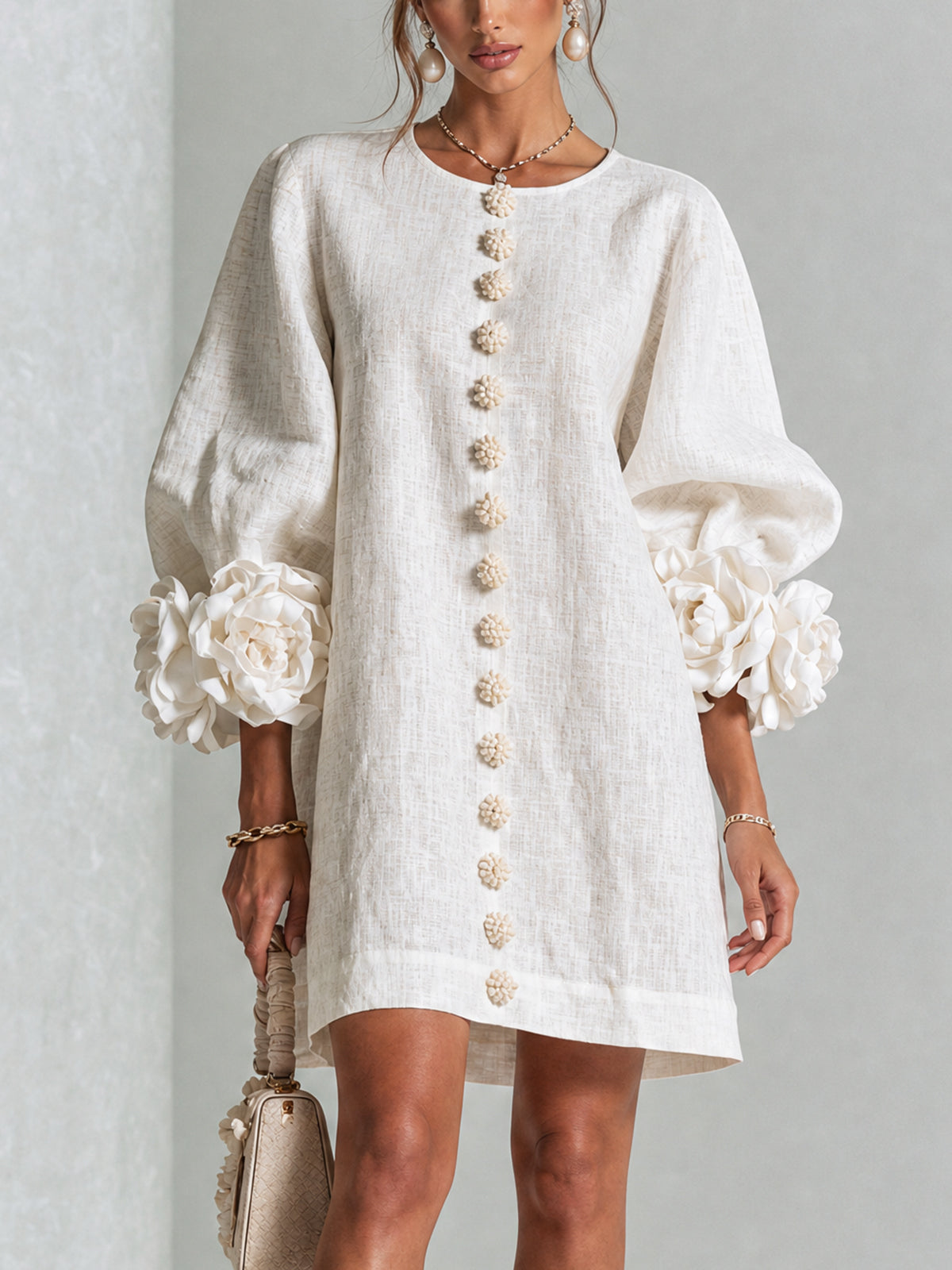 BRENDA | Minivestido Blanco con Botones de Flor y Puños de Rosas